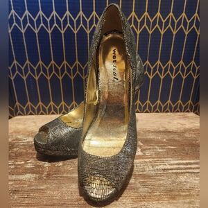Wet Seal Kendra2 Black and Gold Heel